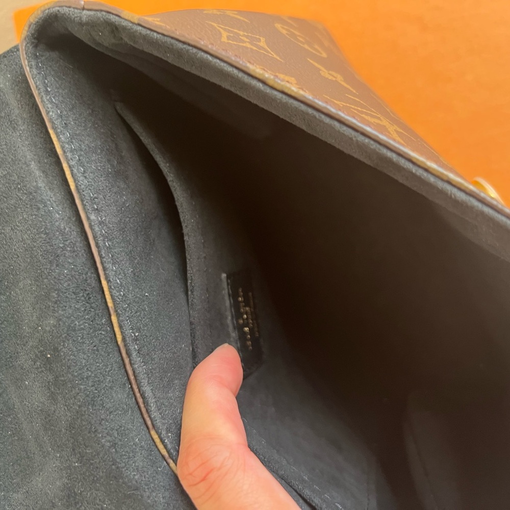 100% Authentic Louis Vuitton Locky BB Purse - Picture 5 of 12